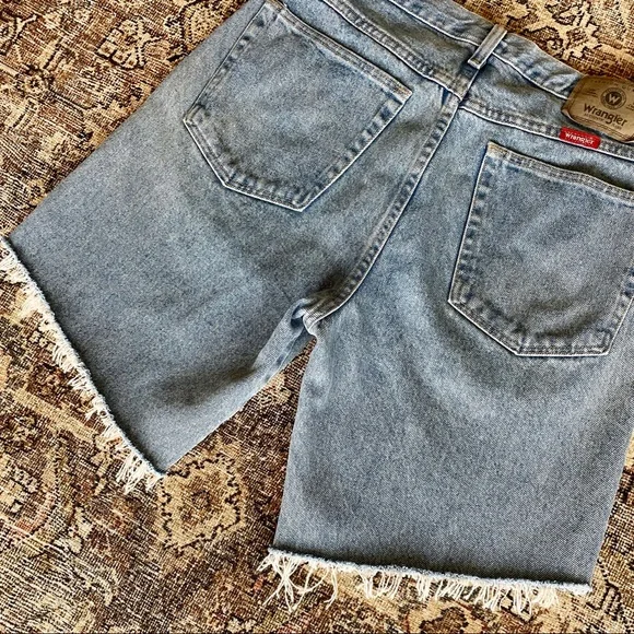 ✨SOLD✨ Vintage Wrangler Longline High Waisted Denim Cut Off Shorts - 32 - Picture 3 of 5